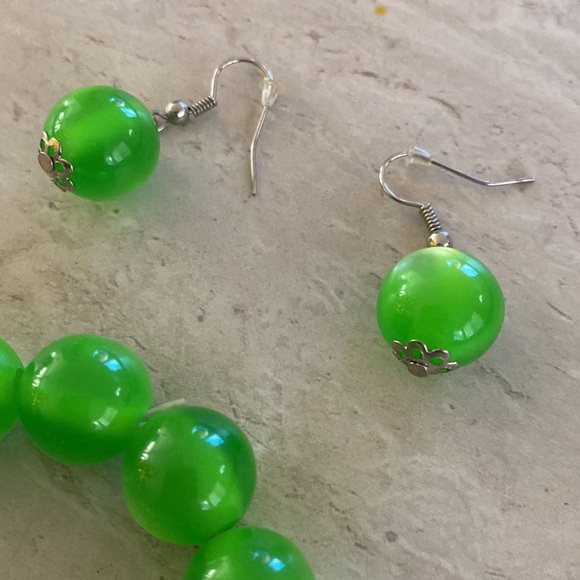 Green bracelet & earring set! ✅ - Picture 2 of 2